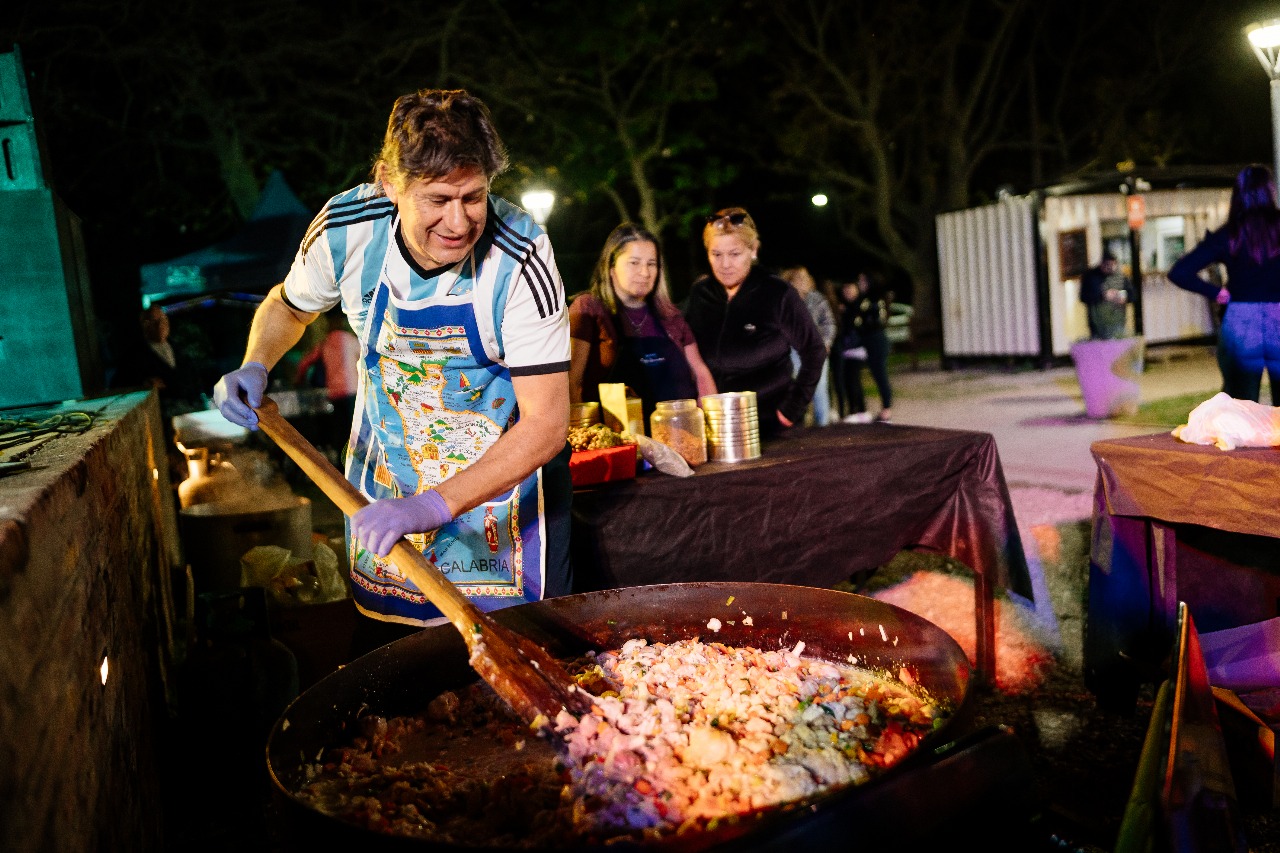 Los ñoquis de Roly Santacroce: el intendente de Funes cocina para todos en el aniversario de Mercado Don Bosco